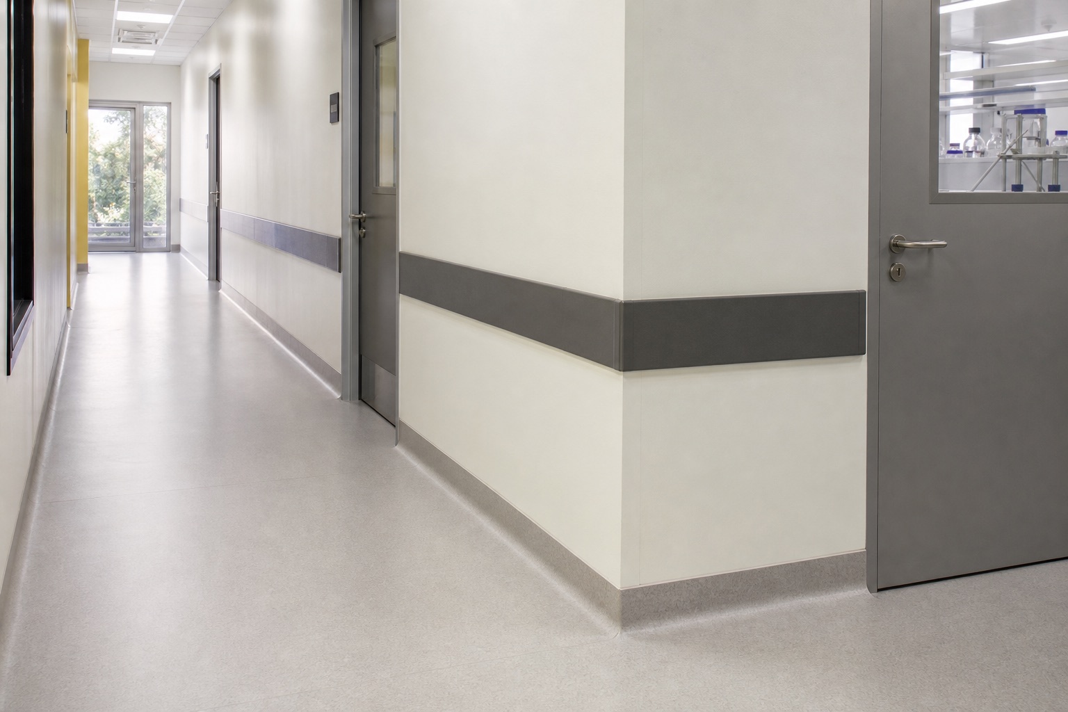 Aplicación ilustrativa de un piso vinílico sanitario terminado en un corredor técnico