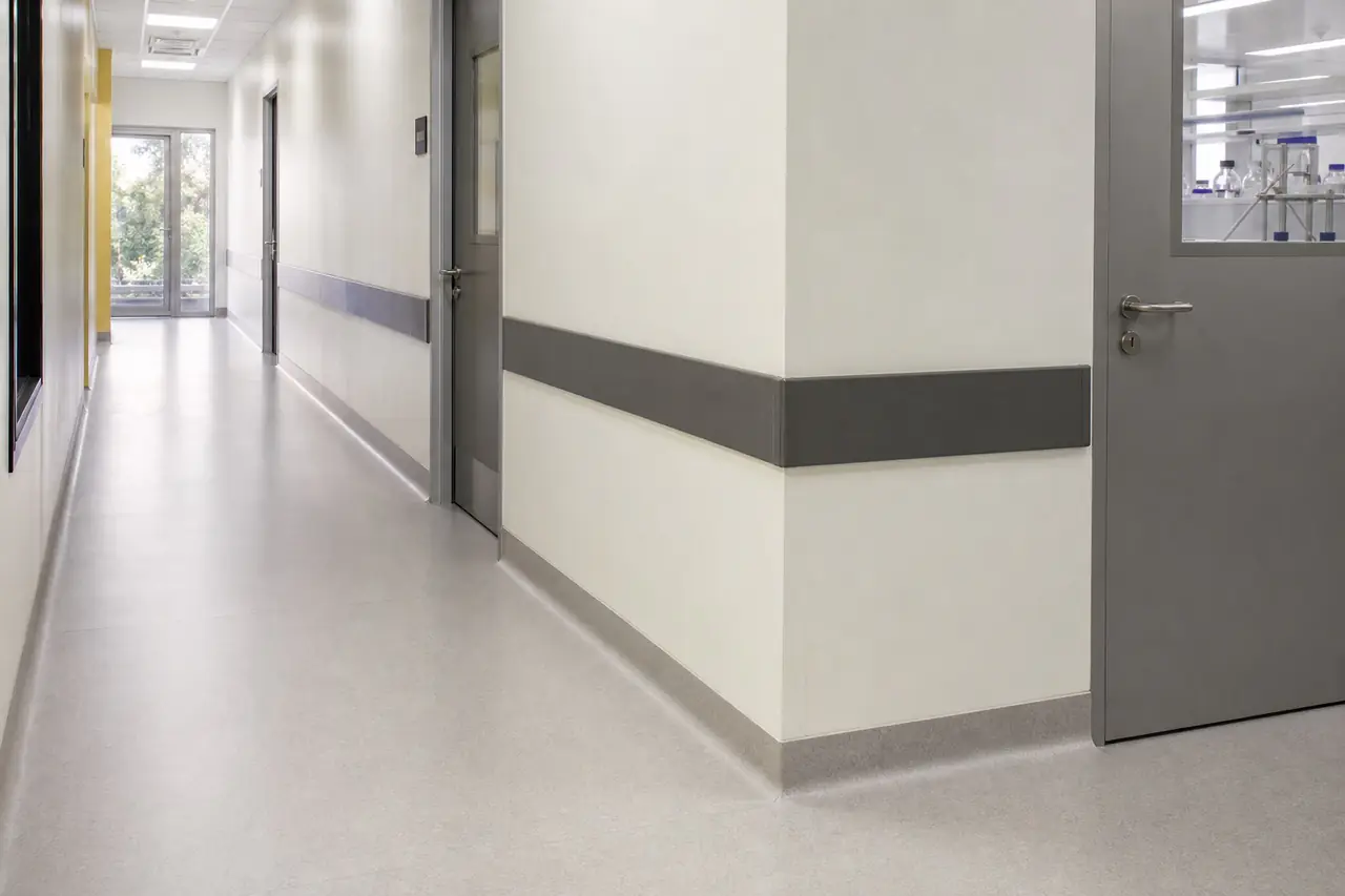 Aplicación ilustrativa de un piso vinílico sanitario terminado en un corredor técnico